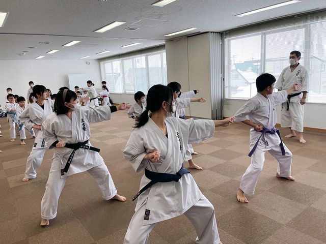 札幌市手稲区・西区・北区の空手教室「住吉塾」ではたくさんの女性が稽古に励んでいます。