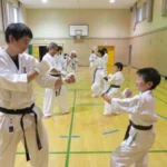 【札幌】送迎の待ち時間を「親子の絆」に変えよう！親子で空手を習うべき3つの理由