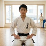道着姿で凛々しく正座をし、真剣な眼差しで前を見据える中学生（札幌・空手道住吉塾）