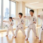 札幌市西区の街並みを背景に元気よく空手の型をする幼児・小学生（琴似・発寒・円山・桑園　空手道住吉塾）