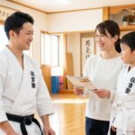 明朗会計で家計に優しい！札幌の空手道場（住吉塾）で笑顔で説明を聞く親子