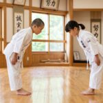 礼儀作法を大切にする札幌の空手教室（住吉塾）。向かい合って美しいお辞儀（礼）をする子供たち。