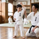 引っ込み思案で優しい子に自信を！札幌の空手道場（住吉塾）で先生に優しく教わる男の子