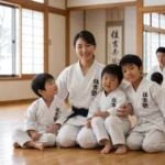 親子で一緒に体を動かす！札幌の空手道場（住吉塾）で笑顔で並んで稽古に励む母親と子供達